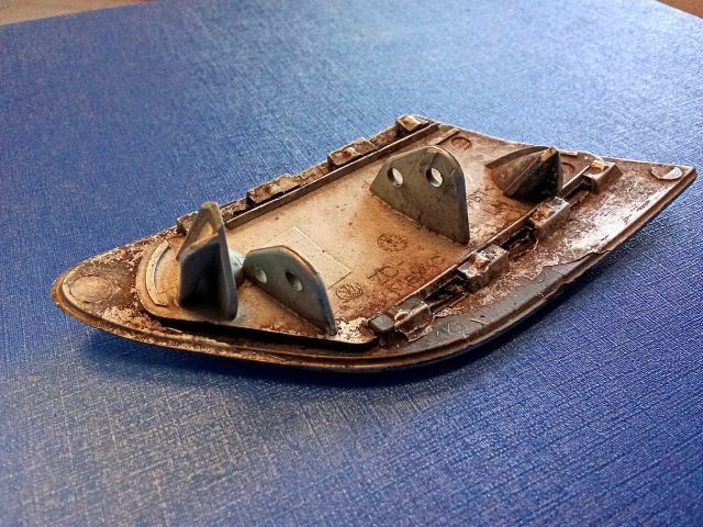 bontott VW GOLF V Jobb Fényszórómosó Fedél