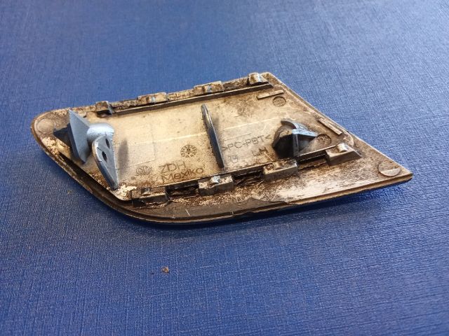 bontott VW GOLF V Jobb Fényszórómosó Fedél