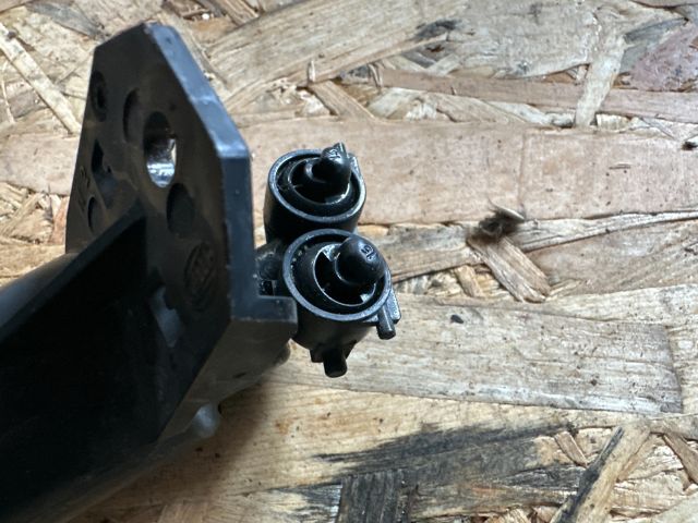 bontott VW GOLF V Jobb Fényszórómosó Fúvóka