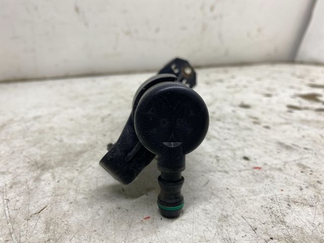 bontott VW GOLF V Jobb Fényszórómosó Fúvóka