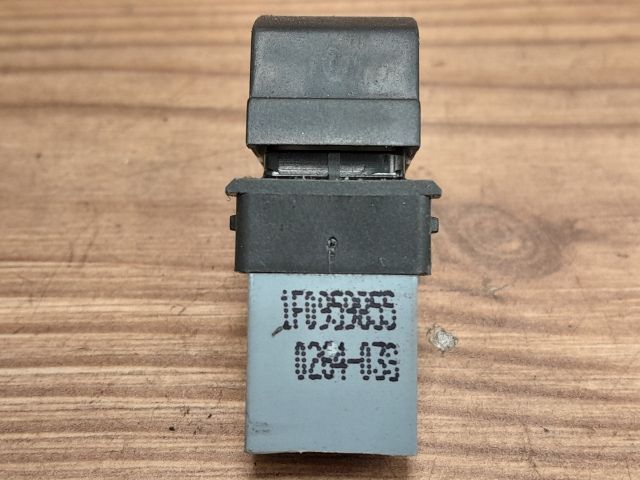 bontott VW GOLF V Jobb hátsó Ablakemelő Kapcsoló