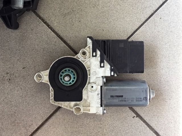 bontott VW GOLF V Jobb hátsó Ablakemelő Motor