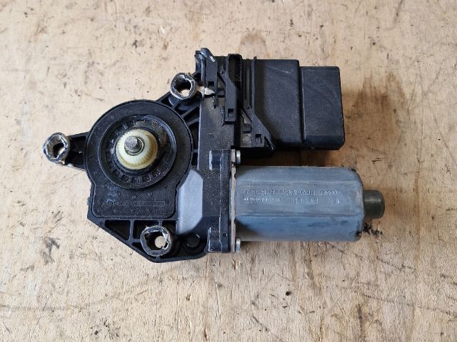 bontott VW GOLF V Jobb hátsó Ablakemelő Motor