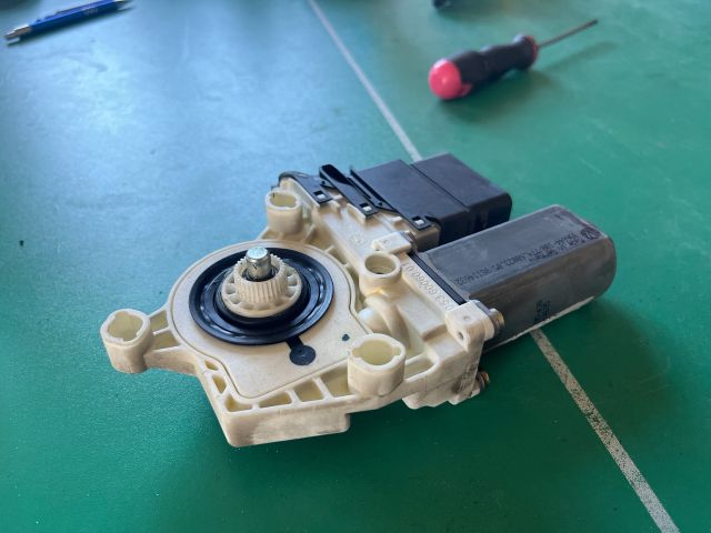 bontott VW GOLF V Jobb hátsó Ablakemelő Motor