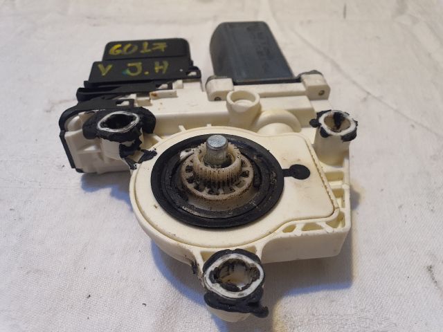 bontott VW GOLF V Jobb hátsó Ablakemelő Motor