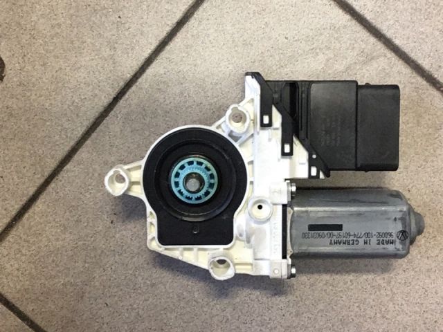 bontott VW GOLF V Jobb hátsó Ablakemelő Motor