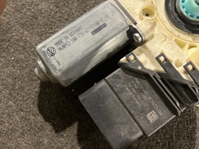 bontott VW GOLF V Jobb hátsó Ablakemelő Motor