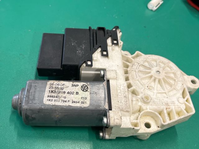 bontott VW GOLF V Jobb hátsó Ablakemelő Motor