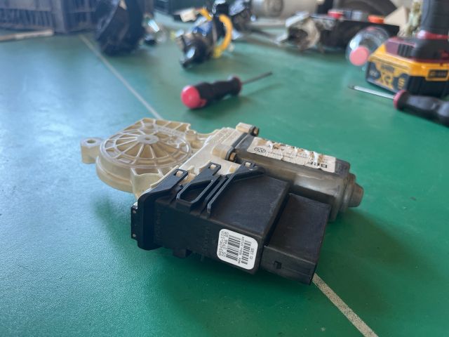 bontott VW GOLF V Jobb hátsó Ablakemelő Motor