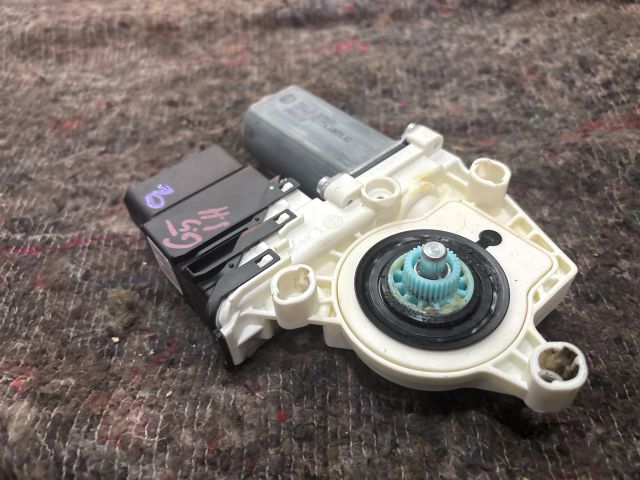 bontott VW GOLF V Jobb hátsó Ablakemelő Motor