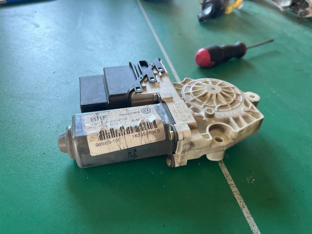 bontott VW GOLF V Jobb hátsó Ablakemelő Motor