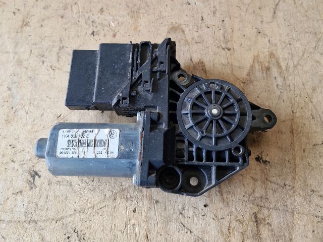 bontott VW GOLF V Jobb hátsó Ablakemelő Motor