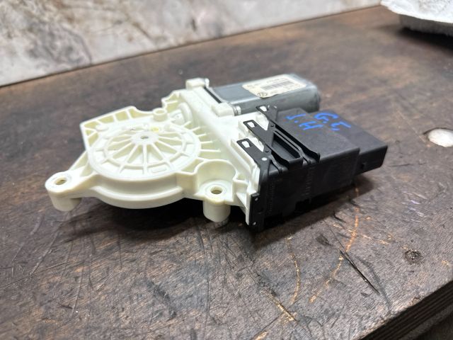 bontott VW GOLF V Jobb hátsó Ablakemelő Motor