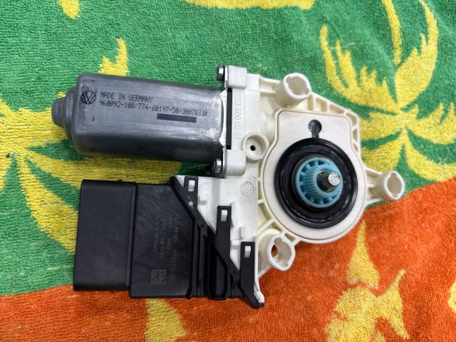 bontott VW GOLF V Jobb hátsó Ablakemelő Motor