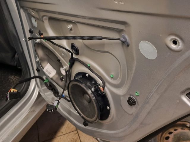 bontott VW GOLF V Jobb hátsó Ajtó (Üres lemez)