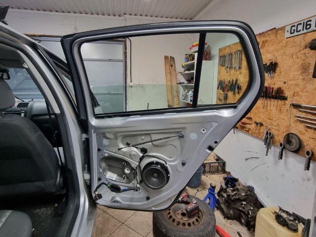 bontott VW GOLF V Jobb hátsó Ajtó (Üres lemez)