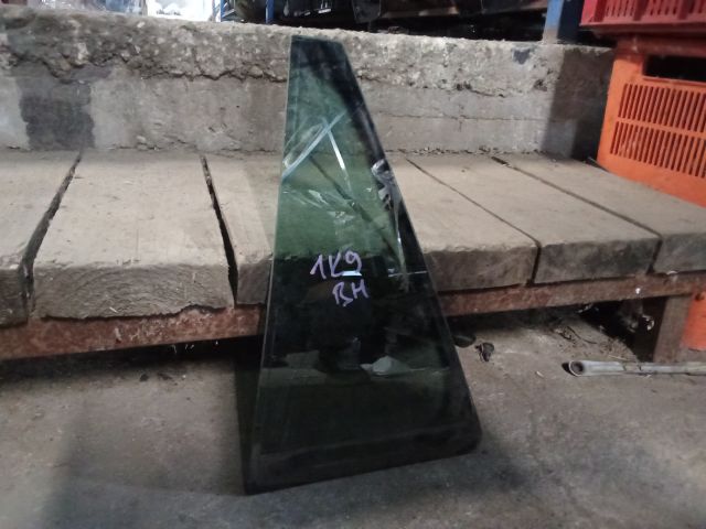 bontott VW GOLF V Jobb hátsó Fixüveg (Ajtóban)