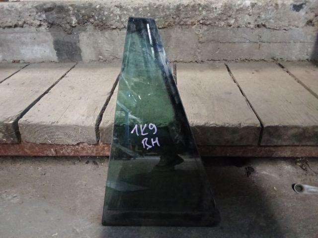 bontott VW GOLF V Jobb hátsó Fixüveg (Ajtóban)