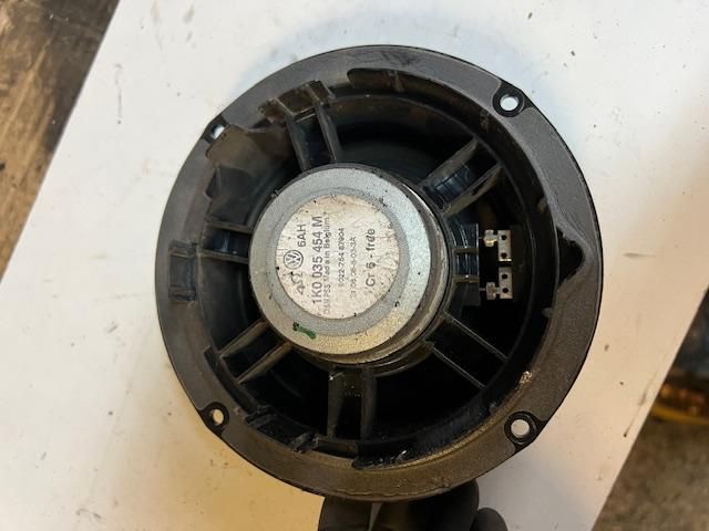 bontott VW GOLF V Jobb hátsó Hangszóró