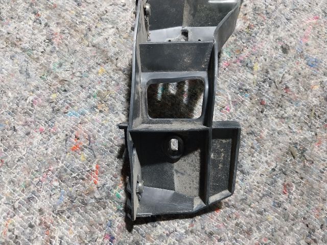 bontott VW GOLF V Jobb hátsó Lökhárító Tartó (Műanyag)