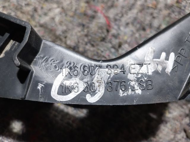 bontott VW GOLF V Jobb hátsó Lökhárító Tartó (Műanyag)