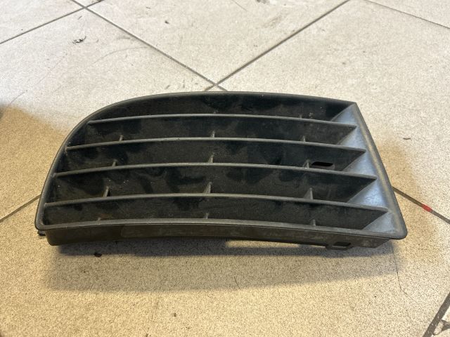 bontott VW GOLF V Jobb Ködlámpa Rács
