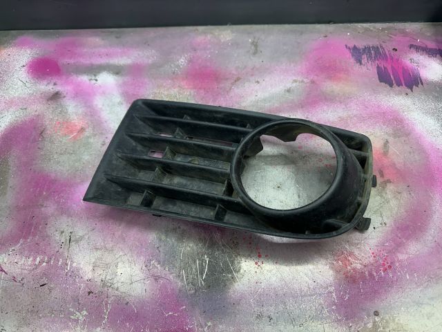 bontott VW GOLF V Jobb Ködlámpa Rács