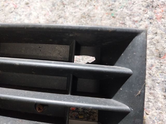 bontott VW GOLF V Jobb Ködlámpa Rács