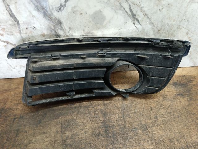 bontott VW GOLF V Jobb Ködlámpa Rács