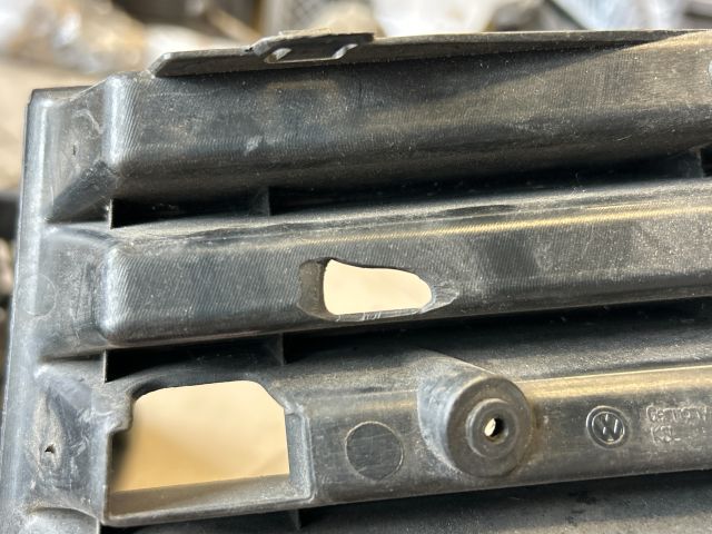 bontott VW GOLF V Jobb Ködlámpa Rács