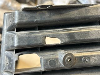 bontott VW GOLF V Jobb Ködlámpa Rács