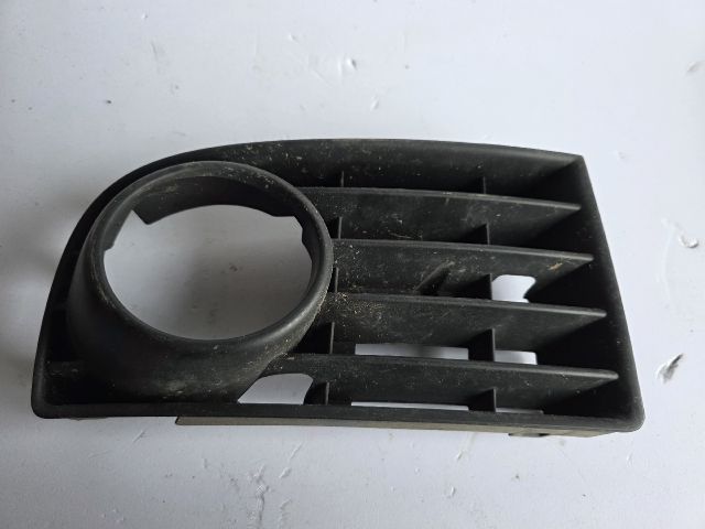 bontott VW GOLF V Jobb Ködlámpa Rács