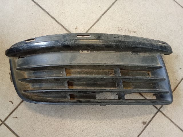 bontott VW GOLF V Jobb Ködlámpa Rács