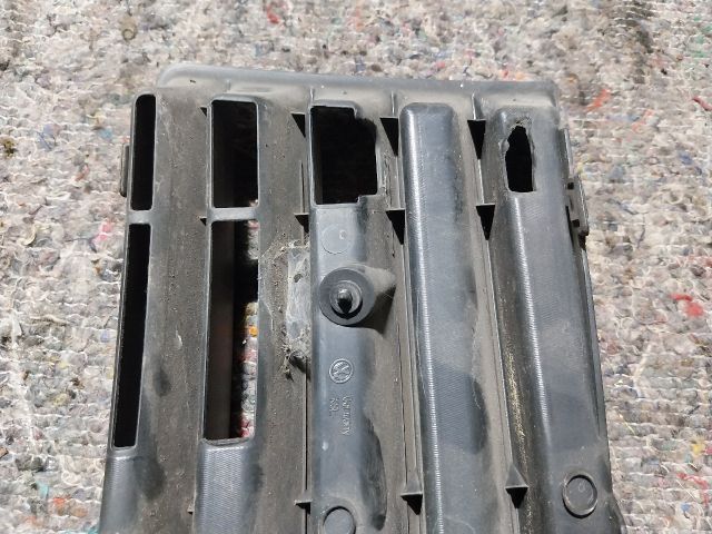 bontott VW GOLF V Jobb Ködlámpa Rács