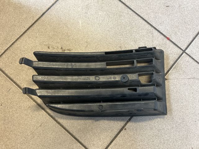 bontott VW GOLF V Jobb Ködlámpa Rács