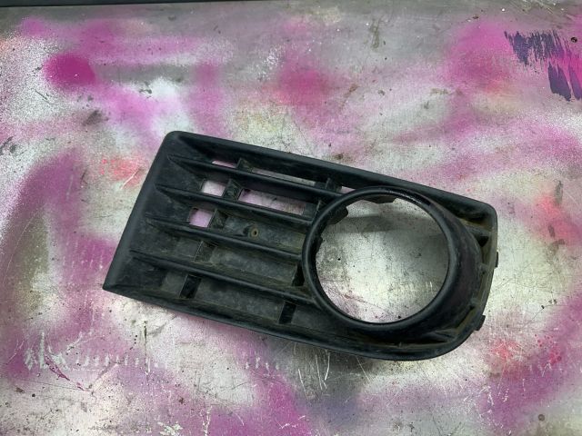 bontott VW GOLF V Jobb Ködlámpa Rács