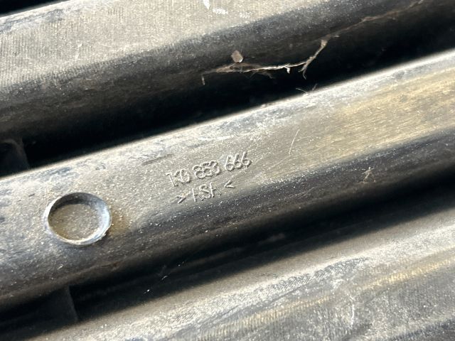 bontott VW GOLF V Jobb Ködlámpa Rács