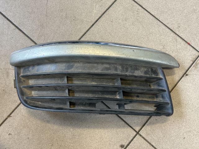 bontott VW GOLF V Jobb Ködlámpa Rács