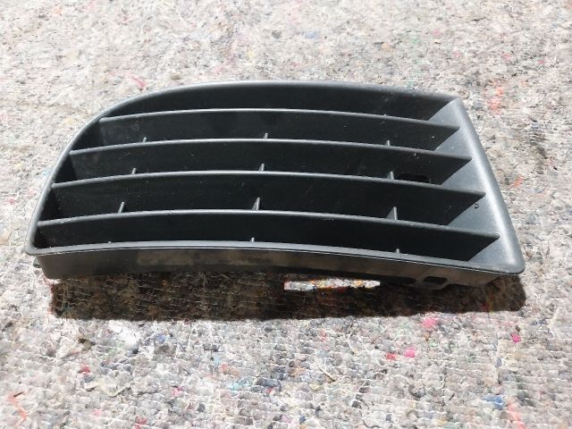 bontott VW GOLF V Jobb Ködlámpa Rács