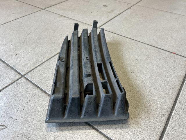 bontott VW GOLF V Jobb Ködlámpa Rács