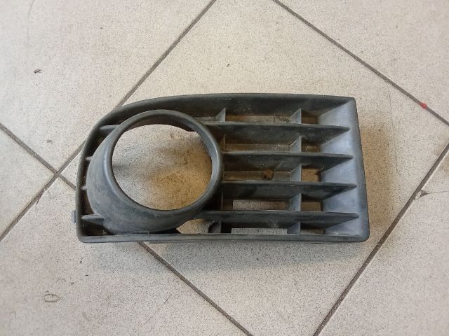 bontott VW GOLF V Jobb Ködlámpa Rács