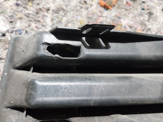 bontott VW GOLF V Jobb Ködlámpa Rács