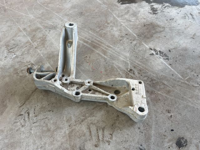 bontott VW GOLF V Jobb Lengőkar Tartó