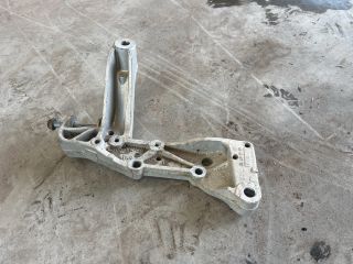 bontott VW GOLF V Jobb Lengőkar Tartó