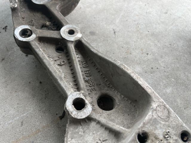 bontott VW GOLF V Jobb Lengőkar Tartó