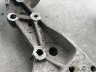 bontott VW GOLF V Jobb Lengőkar Tartó