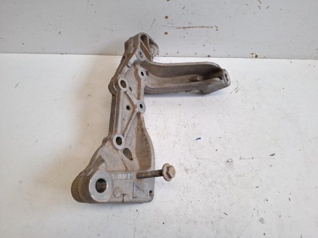 bontott VW GOLF V Jobb Lengőkar Tartó