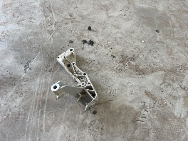 bontott VW GOLF V Jobb Lengőkar Tartó