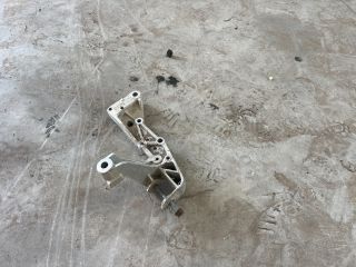 bontott VW GOLF V Jobb Lengőkar Tartó