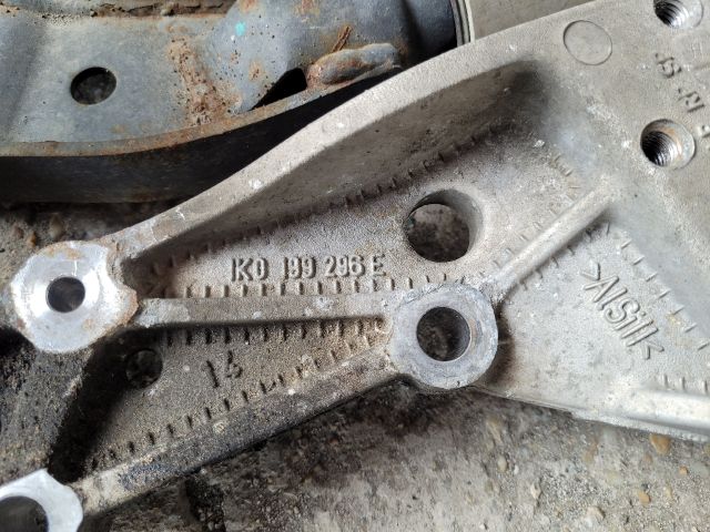 bontott VW GOLF V Jobb Lengőkar Tartó